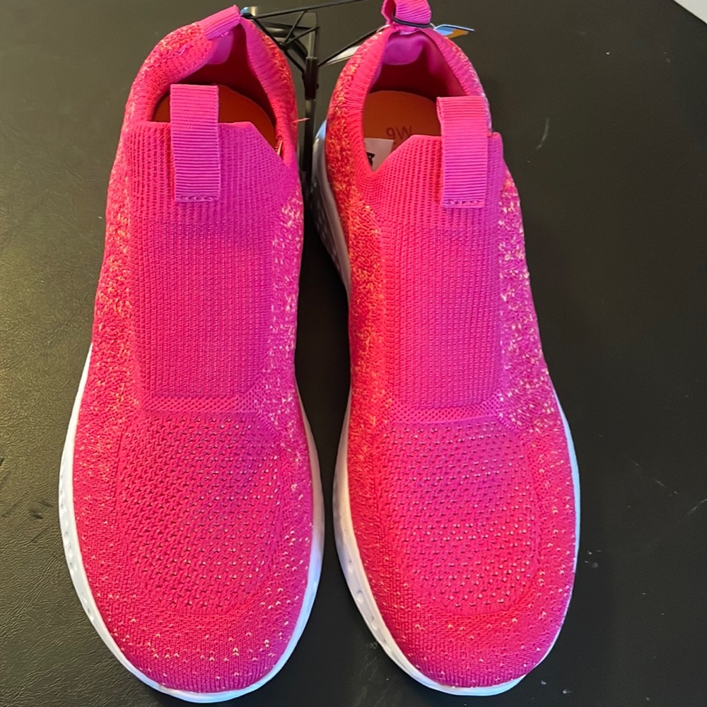 Avia womens sneakers size 9 wide